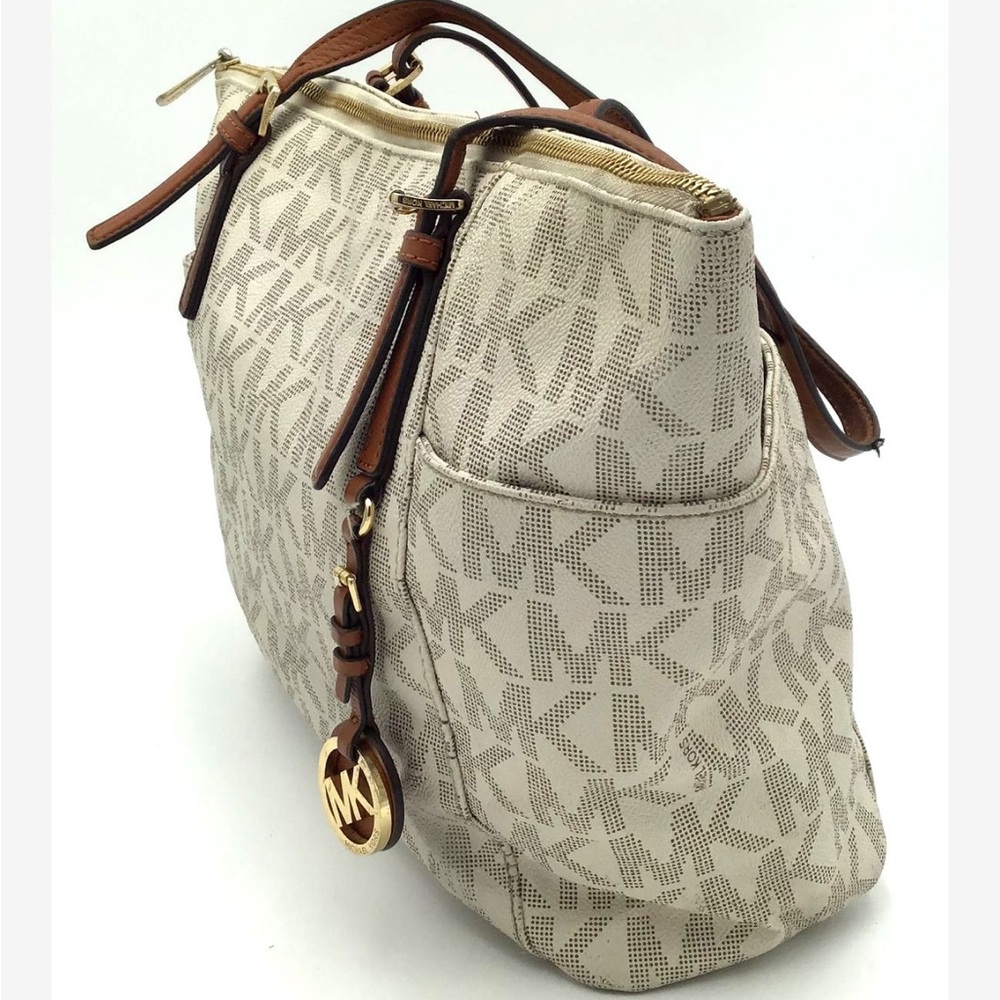 Great condition Michael Kors handbag! Please send any questions you have!